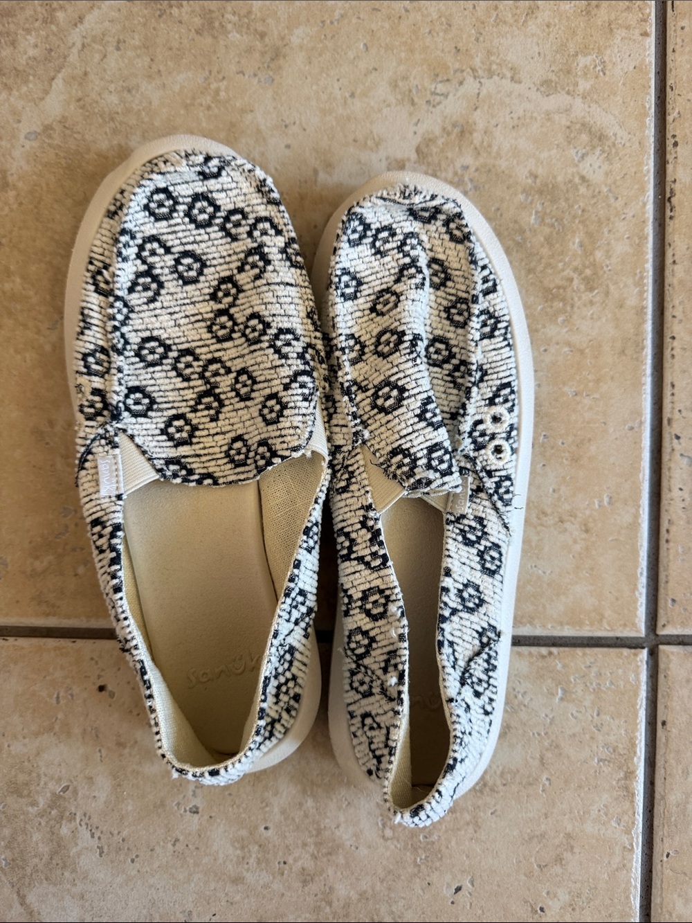 Sanuk Women's Espadrilles White and Black Pattern Slip-Ons